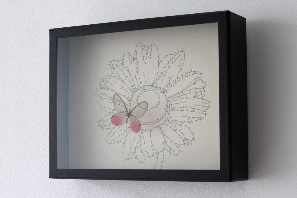 La charogne Baudelaire, Marc Molk, 2014, Entomogramme (calligramme fait à l'encre de chine sur vieux papier & insecte), 18,5 x 24,4 cm